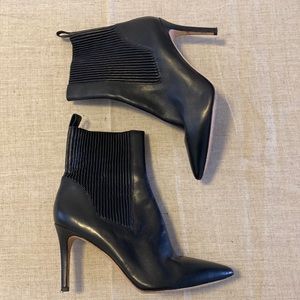 Via Spiga Ribbed Ankle Blk Leather Booties 8M. Excellent condition.